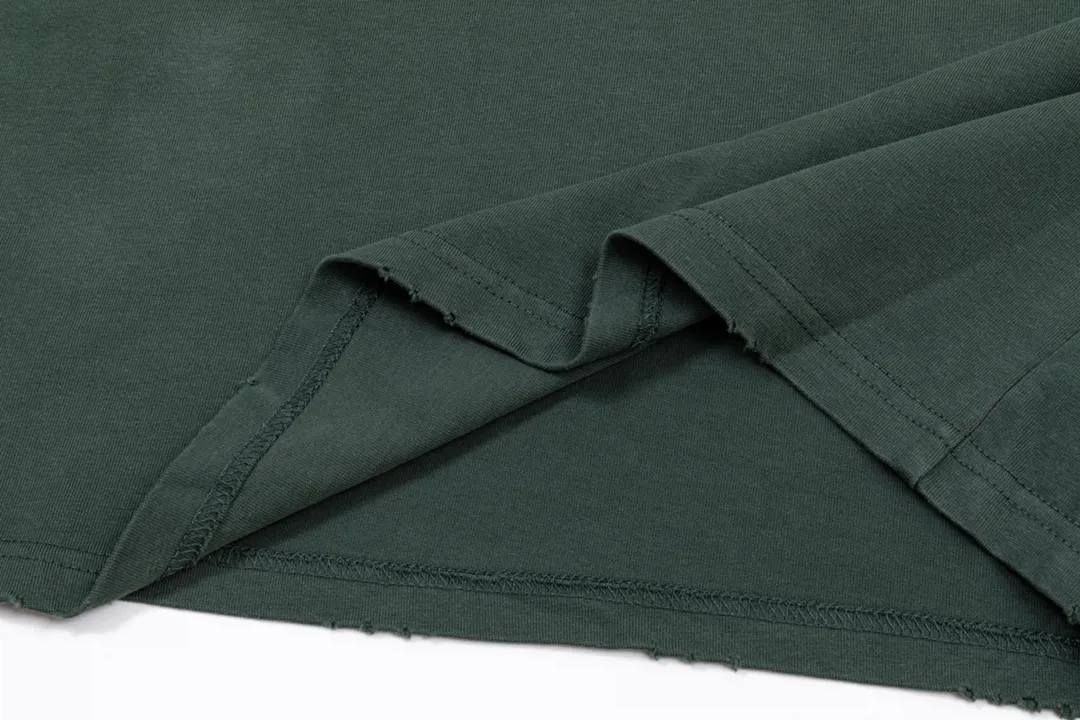 P220 CHROME HEARTS LoGo is fashionable and elegant, with dropped shoulders. The fabric is made of 26s double-yarn combed cotton compact spinning yarn with a weight of 280. It is matched with 1*1 Salona rib. The fabric is fermented and has a loose fit. Color: dark green (washed with holes) size: S～XXL